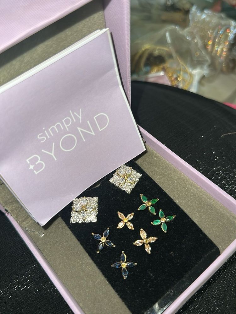 Beautiful Stud Earrings Set