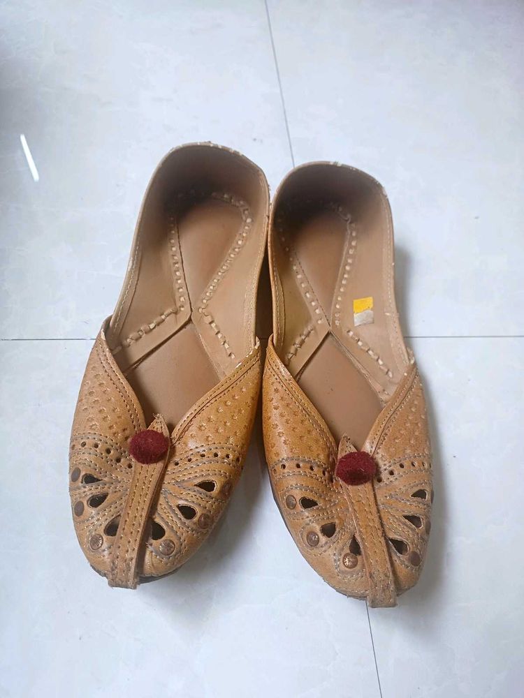Stylish Tan Leather Jutti Flats