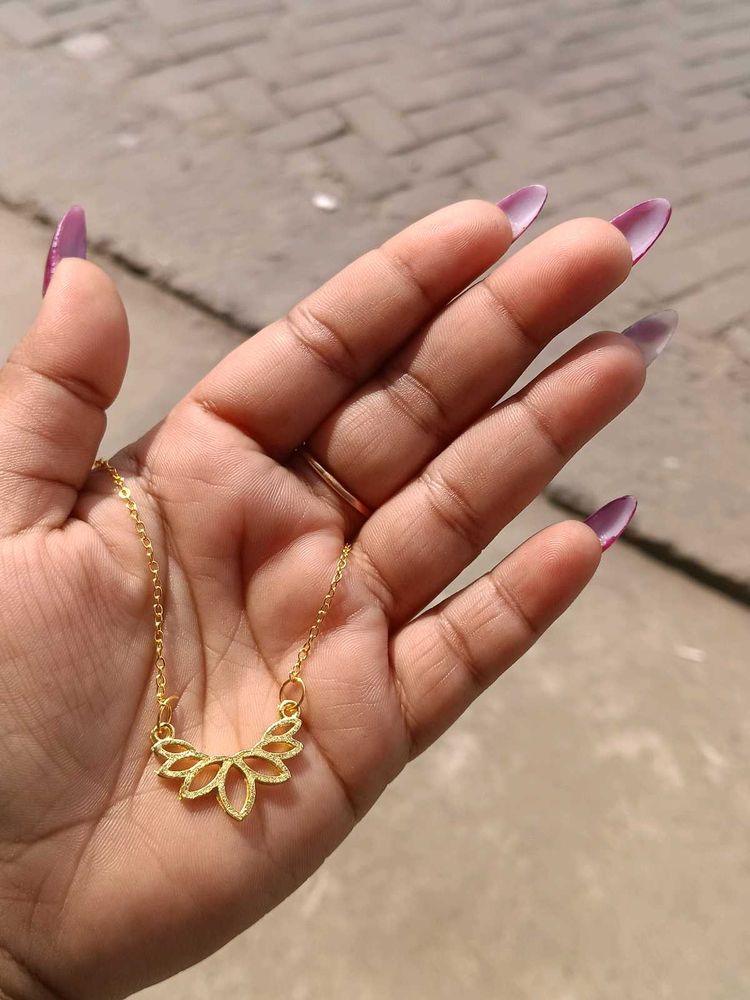 Elegant Gold Tone Necklace