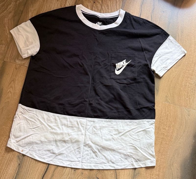 Nike Black &amp; White T-Shirt