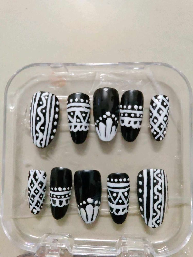 Black &amp; White Abstract Press-On Nails