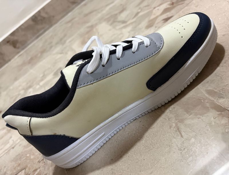 Cream &amp; Black Low-Top Casual Sneakers