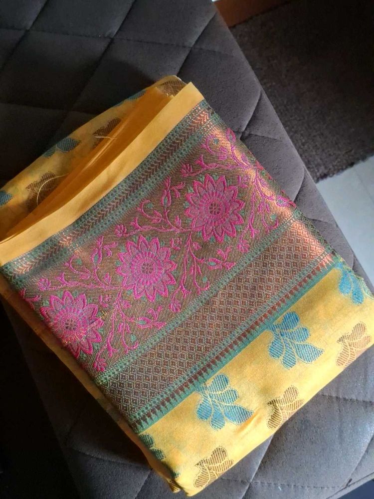 UNUSED Elegant Yellow Saree with Floral Motifs