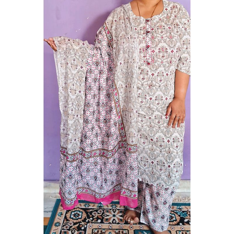 White Floral Kurta Set With Dupatta And Pant