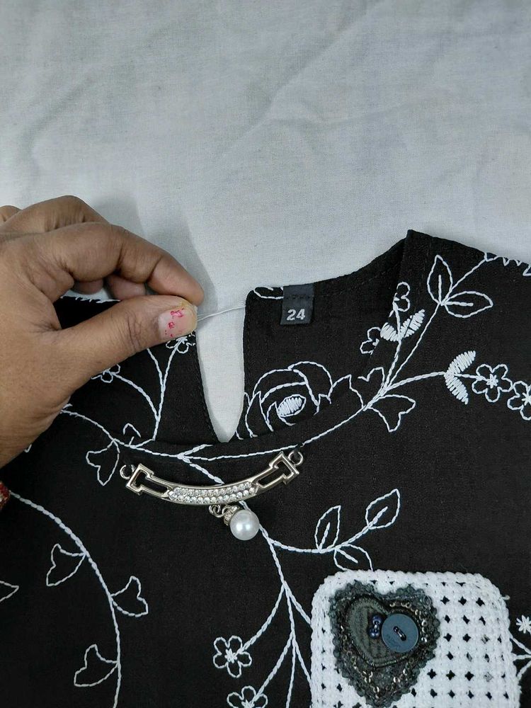 Stylish Black &amp; White Floral Print Kurta