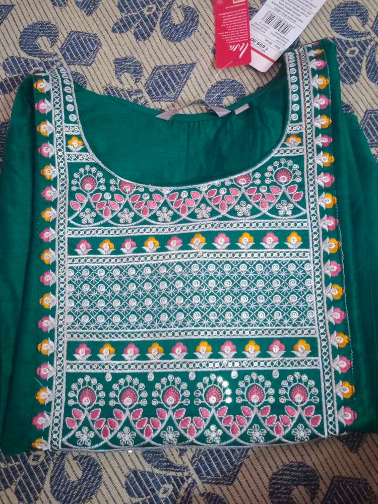 Avaasa Kurta