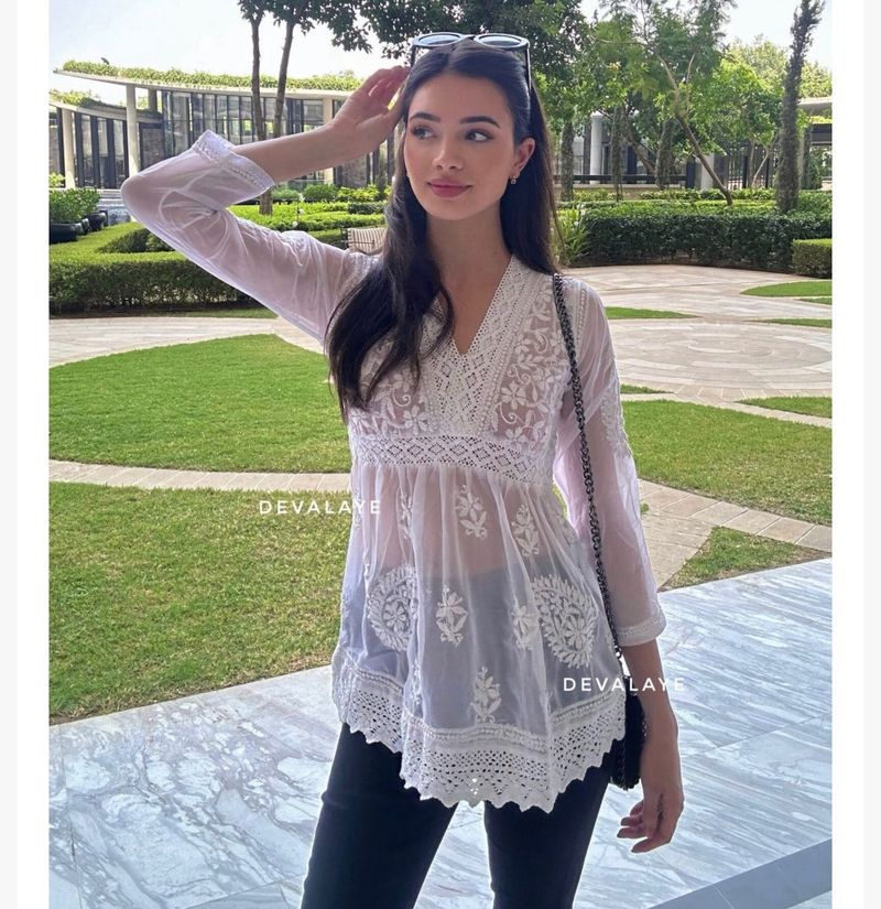 Devalaye Elegant White Chikankari Kurti