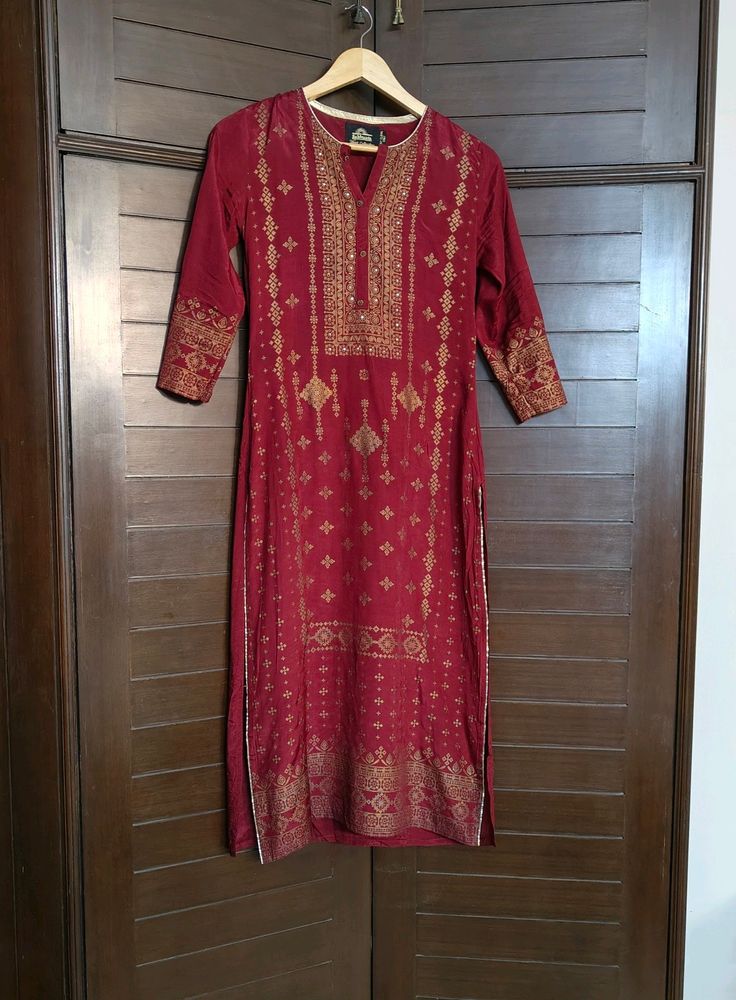 Sabhyata Women Maroon Silk Blend Embroidered Kurta