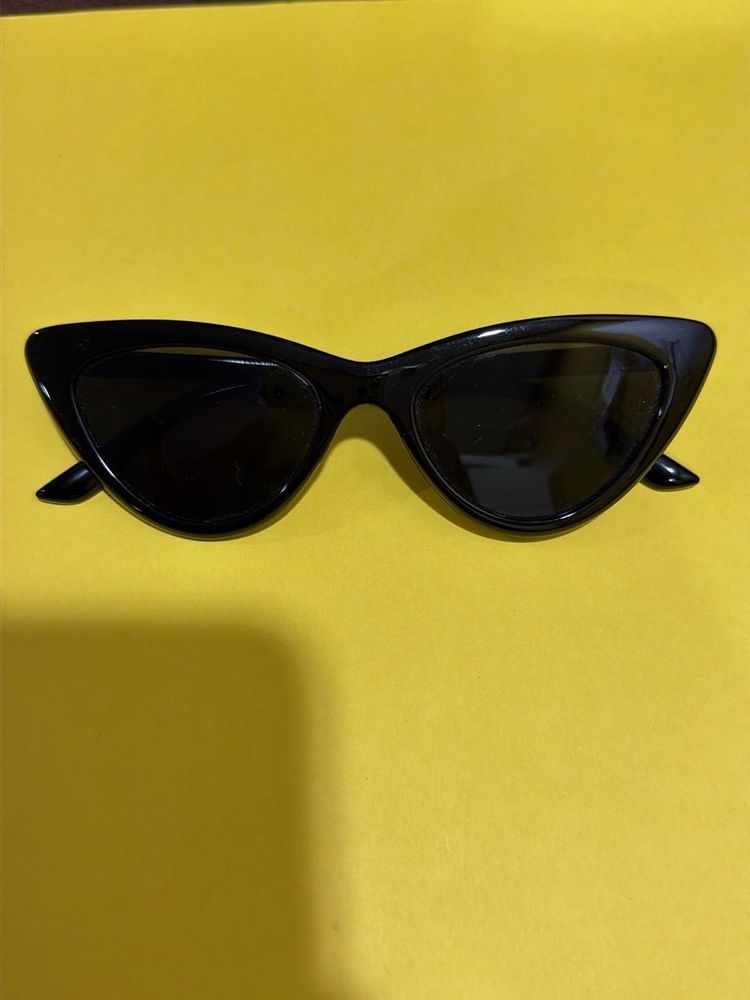 Y2K / 90s Vintage Style Slim Black Cat-Eye Shades