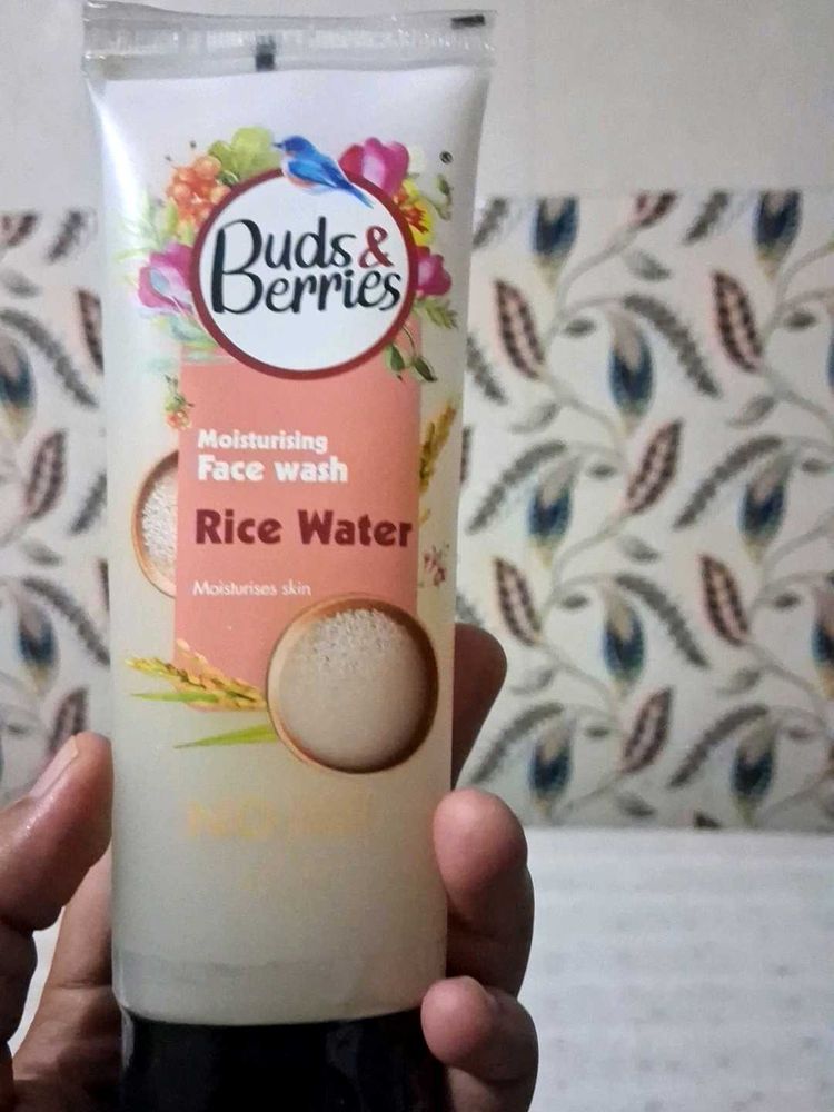 Buds &amp; Berries Moisturising Face Wash