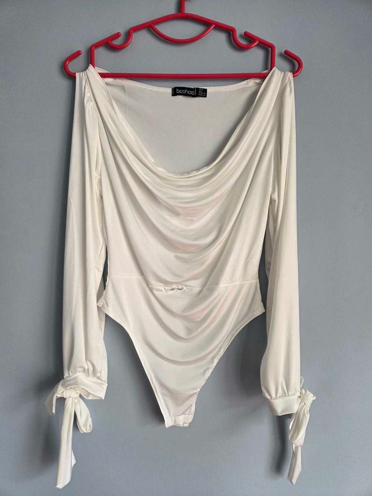 Boohoo White Bodysuit cutout sleeve