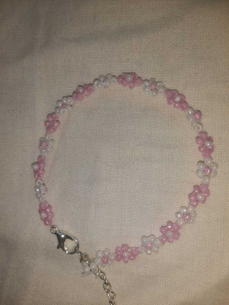 Pink &amp; White Beaded Flower Bracelet🌸🩷