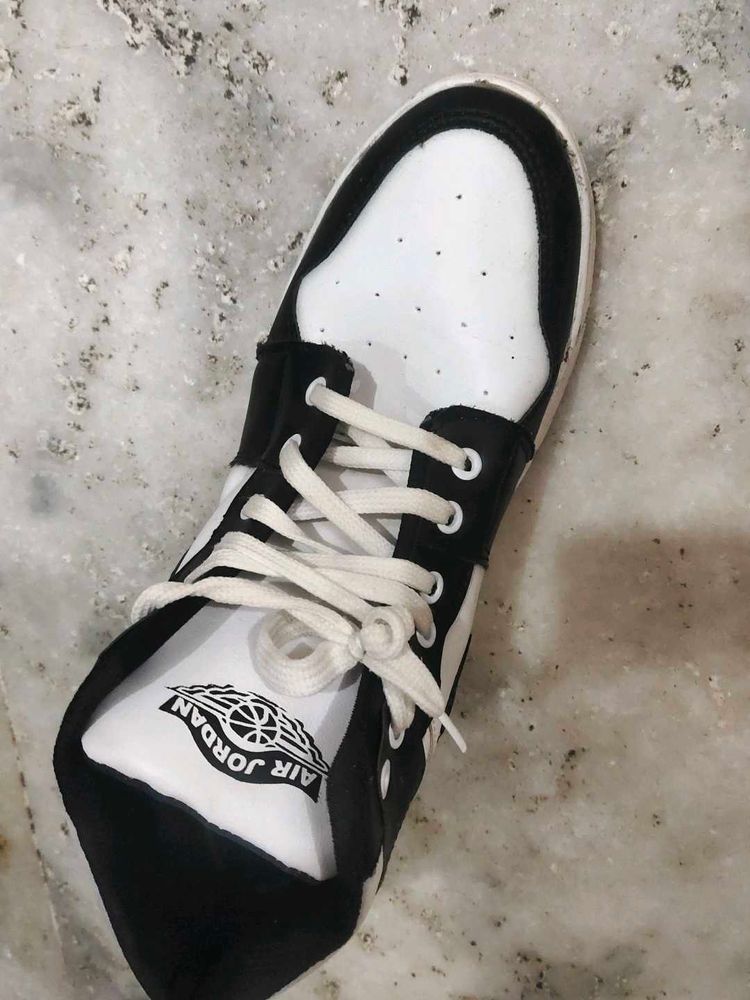Stylish Black &amp; White Air Jordan Sneakers