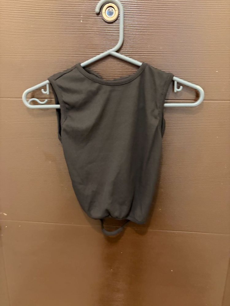 Sleek Black Sleeveless Cropped Top