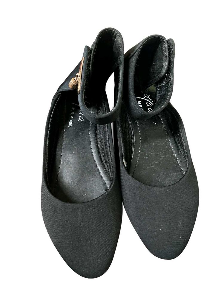 Black Women’s Ankle Strap Flat Bellies | Size 4 |