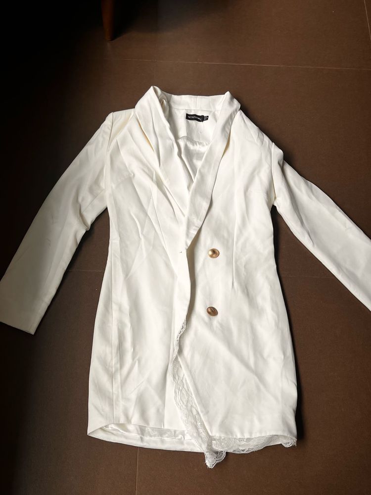 Chic White Double-Breasted Blazer