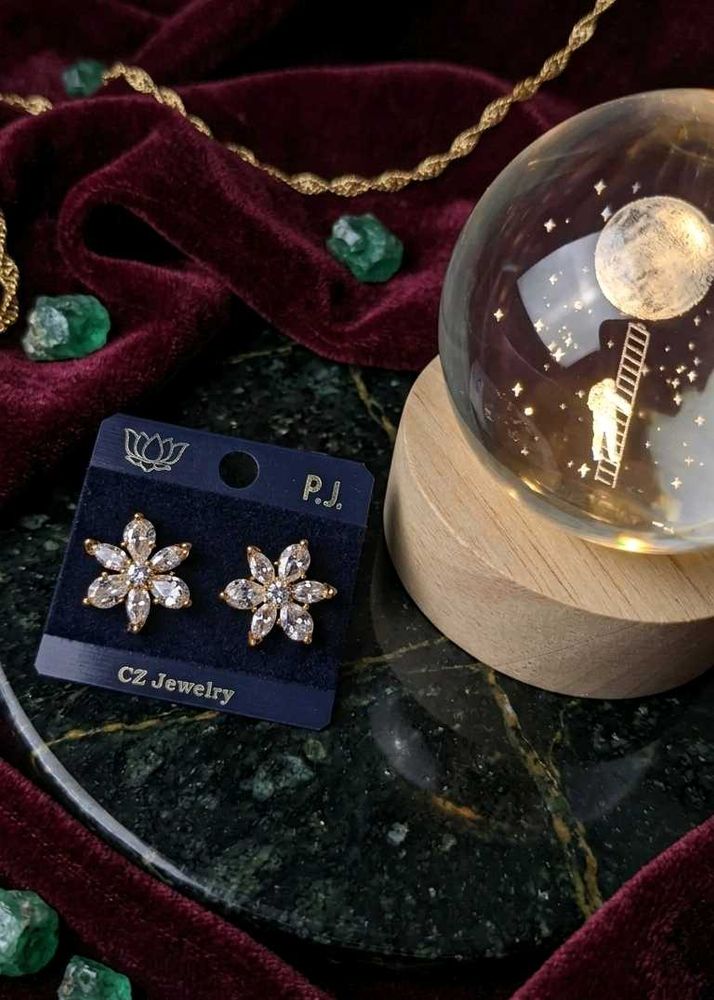 Sparkling Flower Stud Earrings 🌸✨