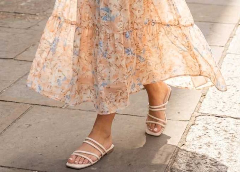 KISCO Strappy Flat Sandals