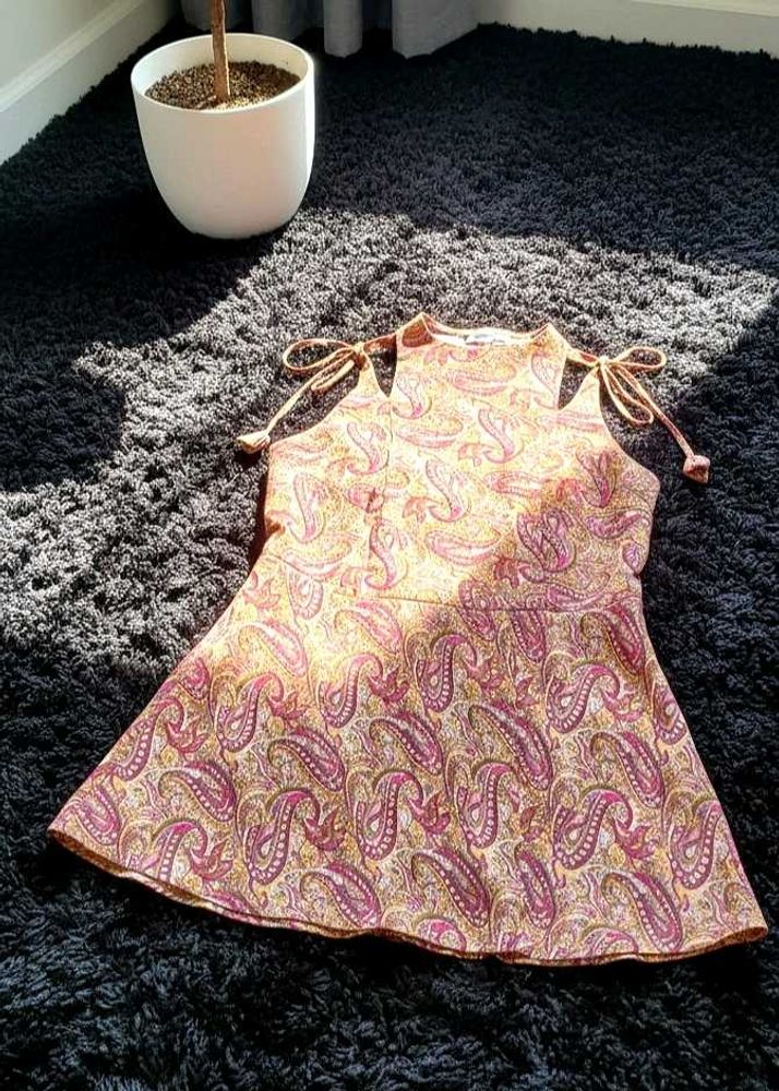 Paisley Print Sleeveless knotted short kurti