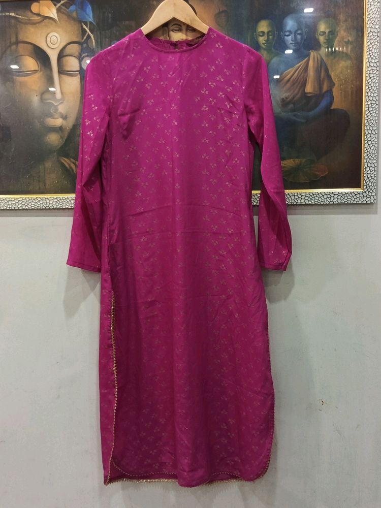 Elegant Pink Kurta with Gold Accents