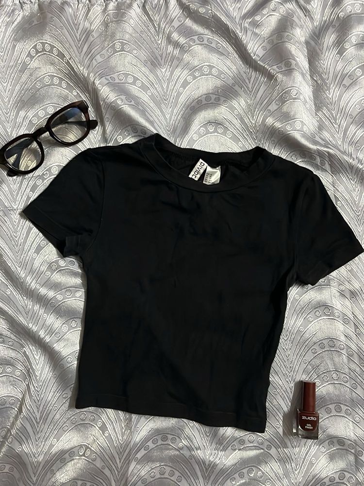 H&amp;M Black Cropped T-Shirt