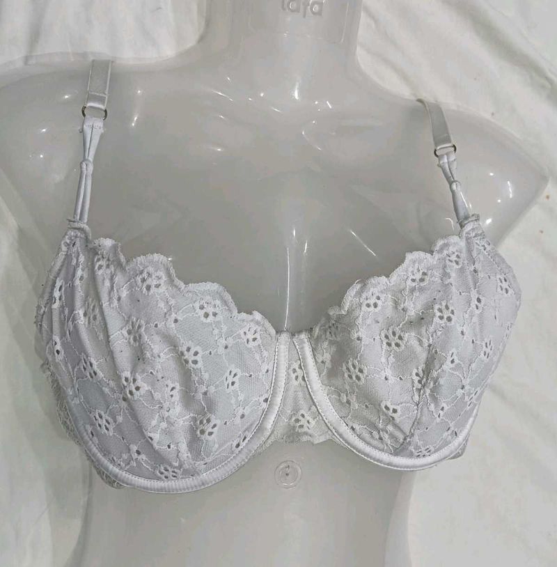 ⭐ Delicate Lace Bra