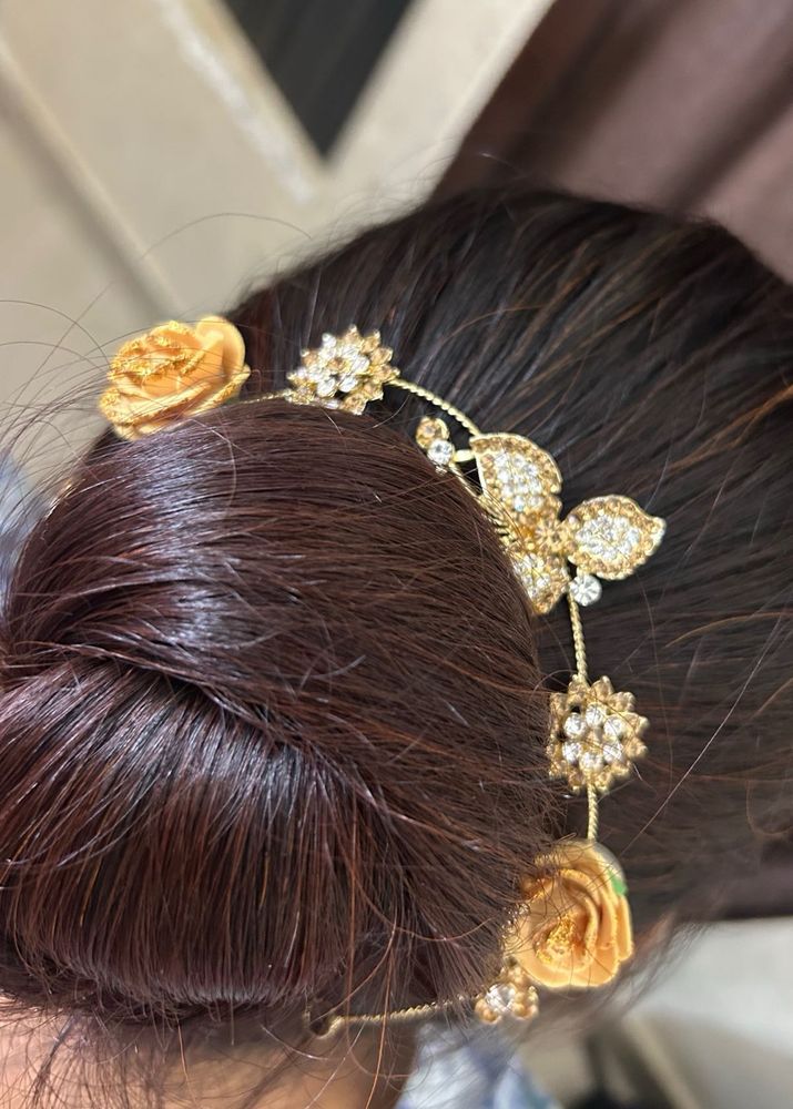 Elegant Gold Floral Hair Accessory