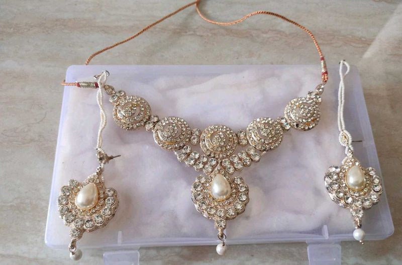 Exquisite Kundan Necklace Set with Earrings
