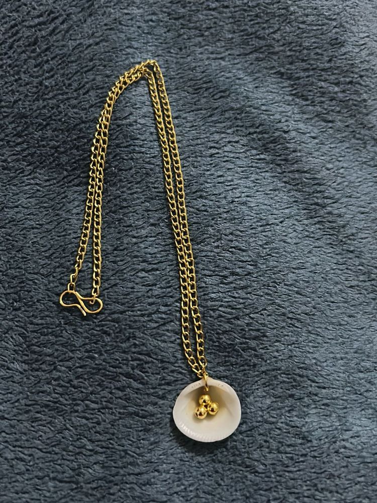 Unique Shell Pendant Necklace