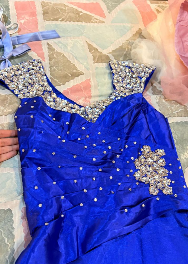 Blue Embellished Gown🦋🧚🏻‍♀️(zip stuck)