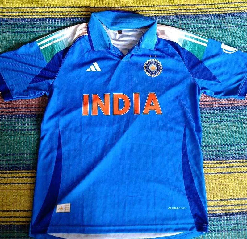 India Cricket Jersey With the name of Virat 18