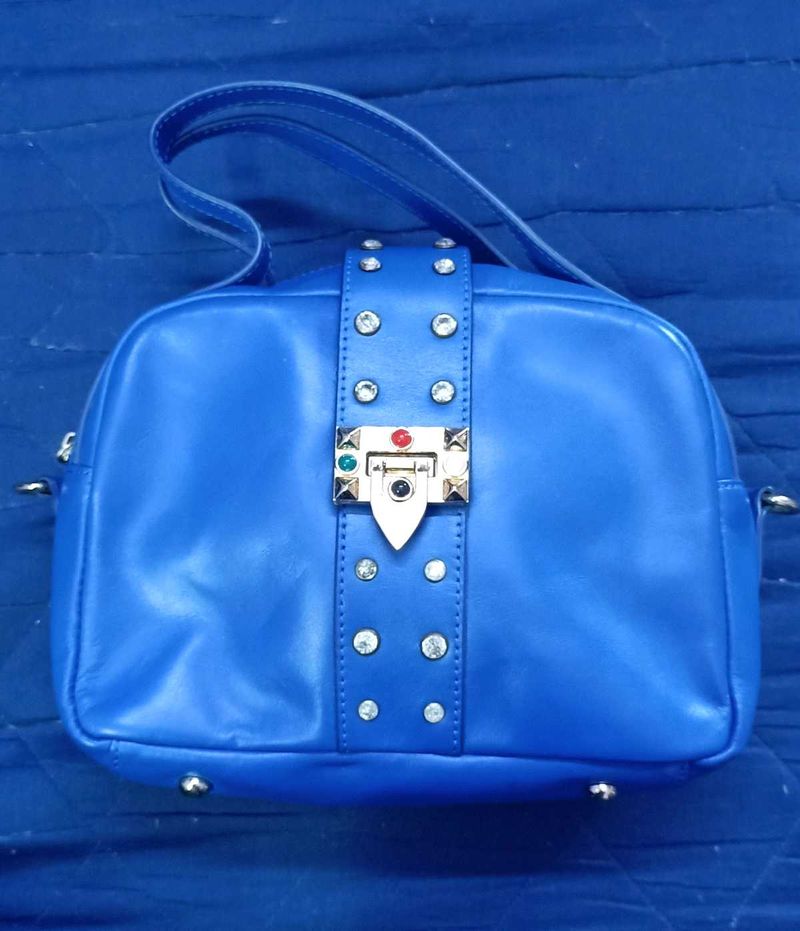 Vibrant Blue Handbag with Embellished Clasp