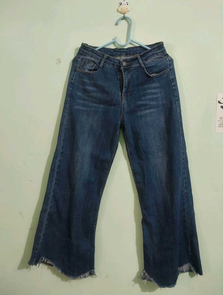 Wide Leg Cropped Jeans with Frayed Hem