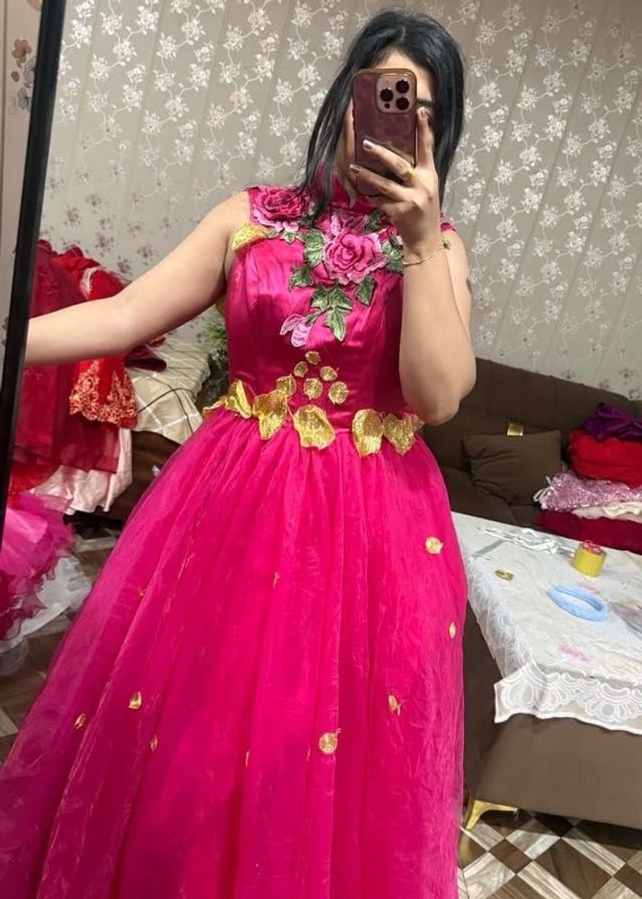 Stunning Pink Embroidered Gown🩷🎀🧚🏻‍♀️