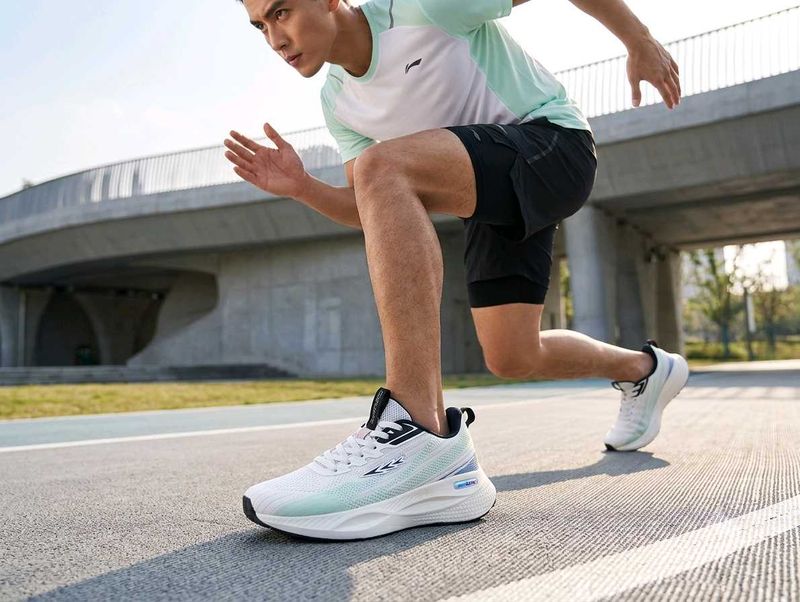 Columbus Men's White Running Shoes