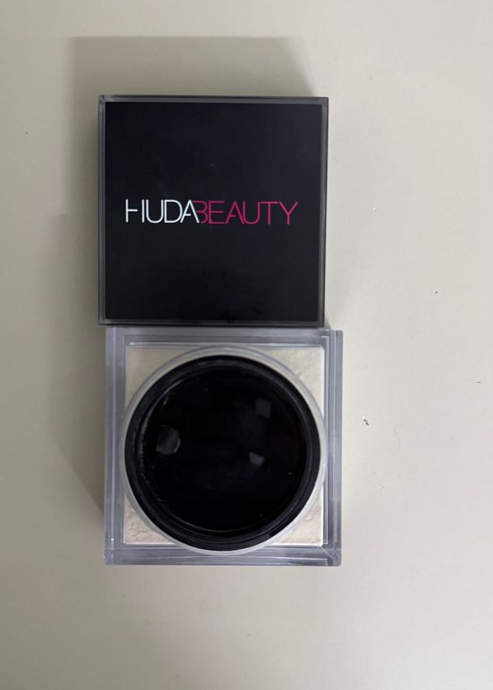 HUDA BEAUTY Easy Bake Powder
