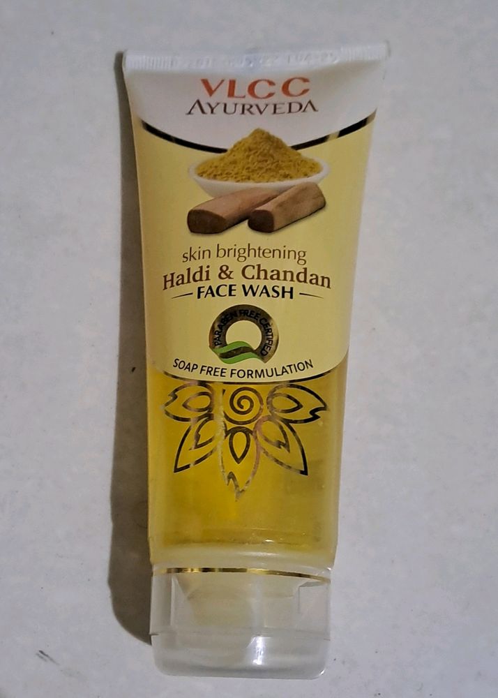 VLCC AYURVEDA HALDI &amp; CHANDAN 100 ML FACE WASH