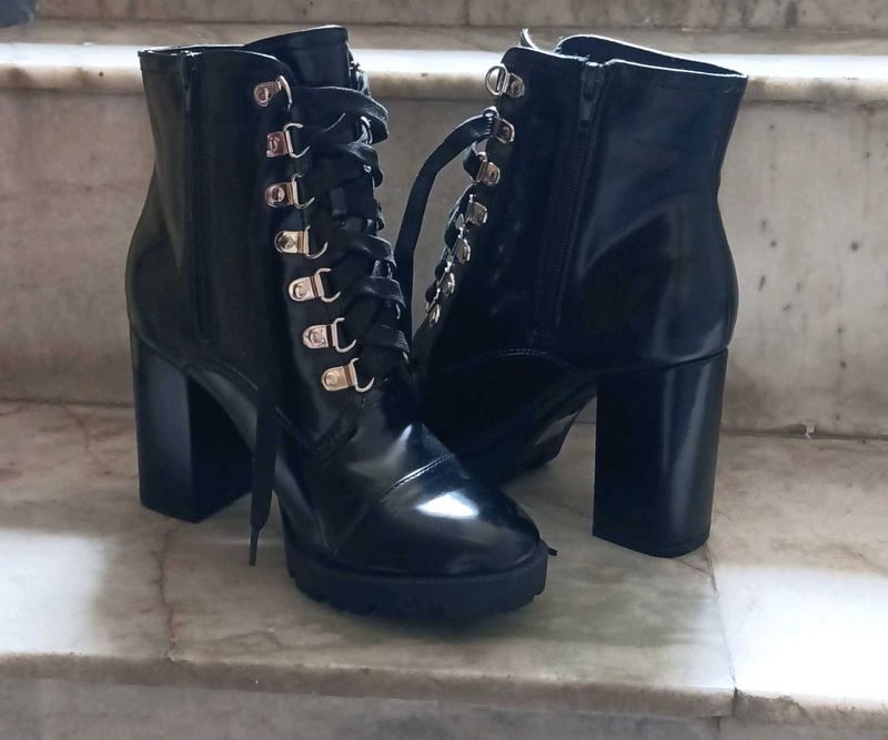 Chic Black Lace-Up Chunky Heel Boots