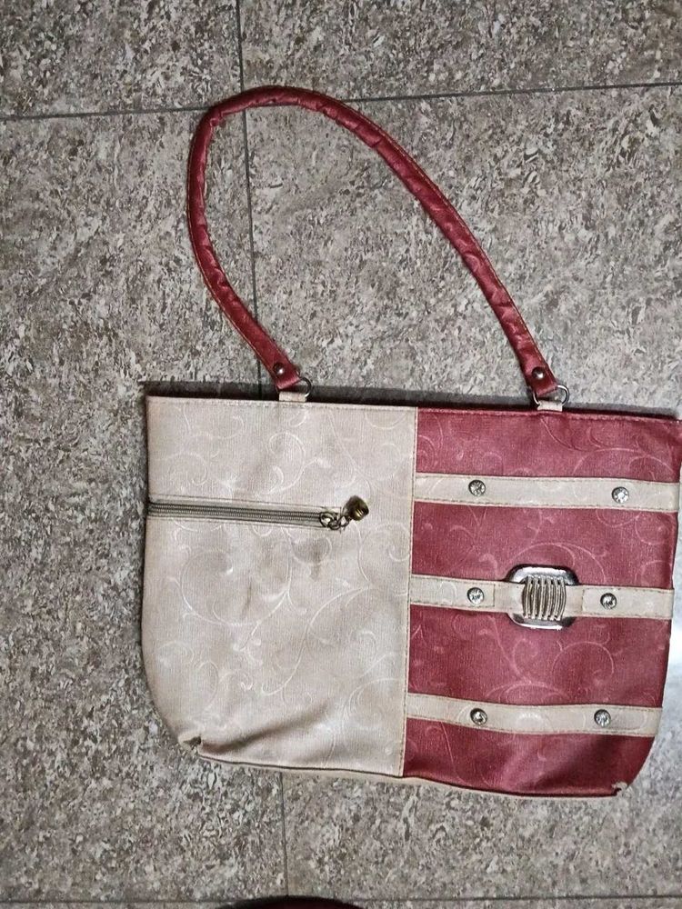 Hand bag, good condition, but one zip problem