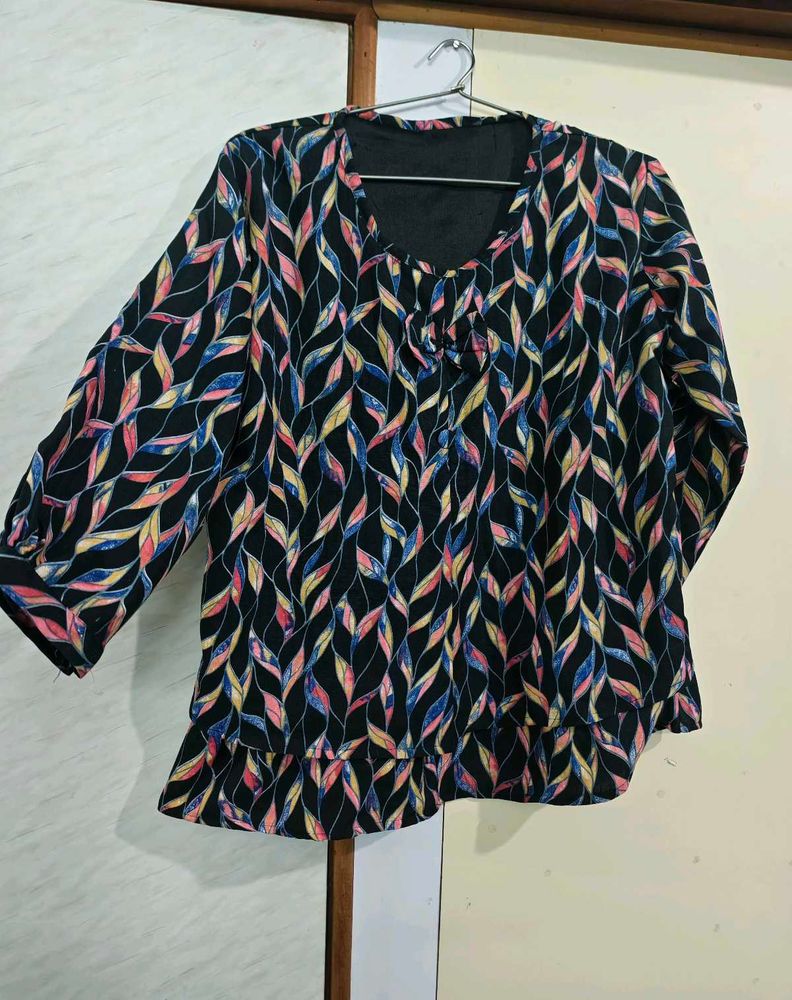 Vibrant Leaf Print Top 🎩