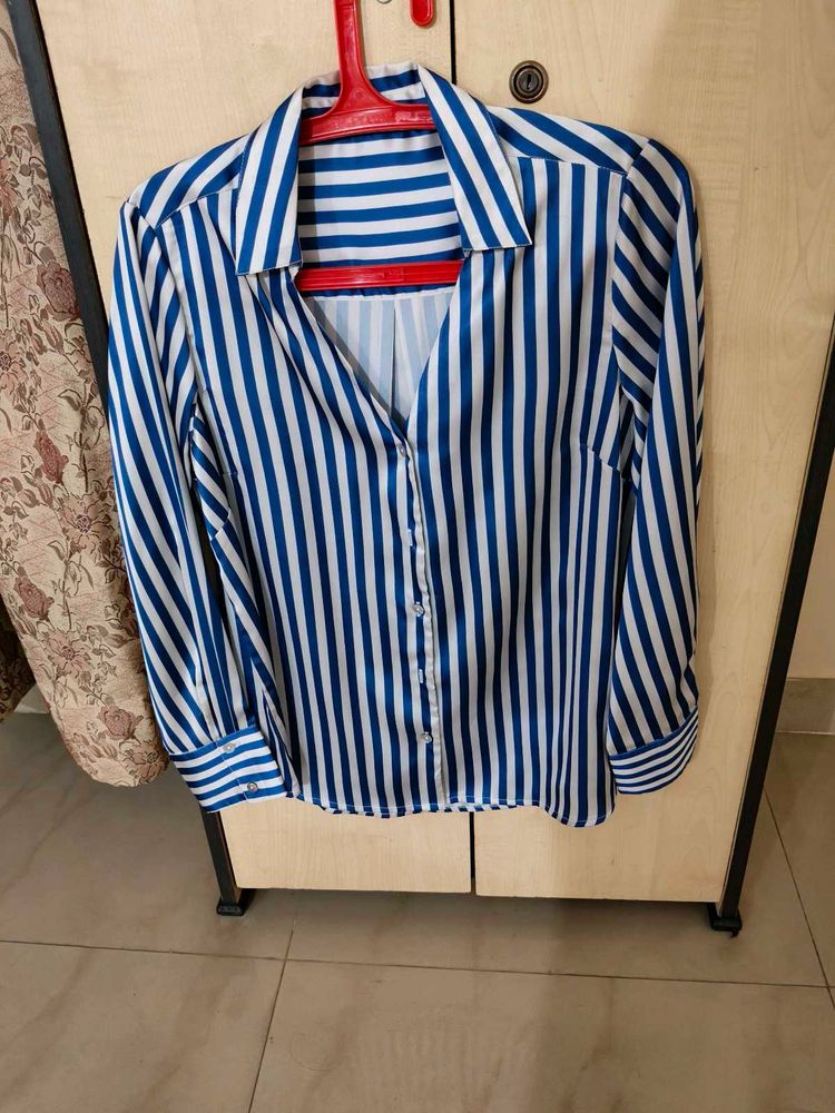 Chic Blue &amp; White Striped Button-Up Shirt