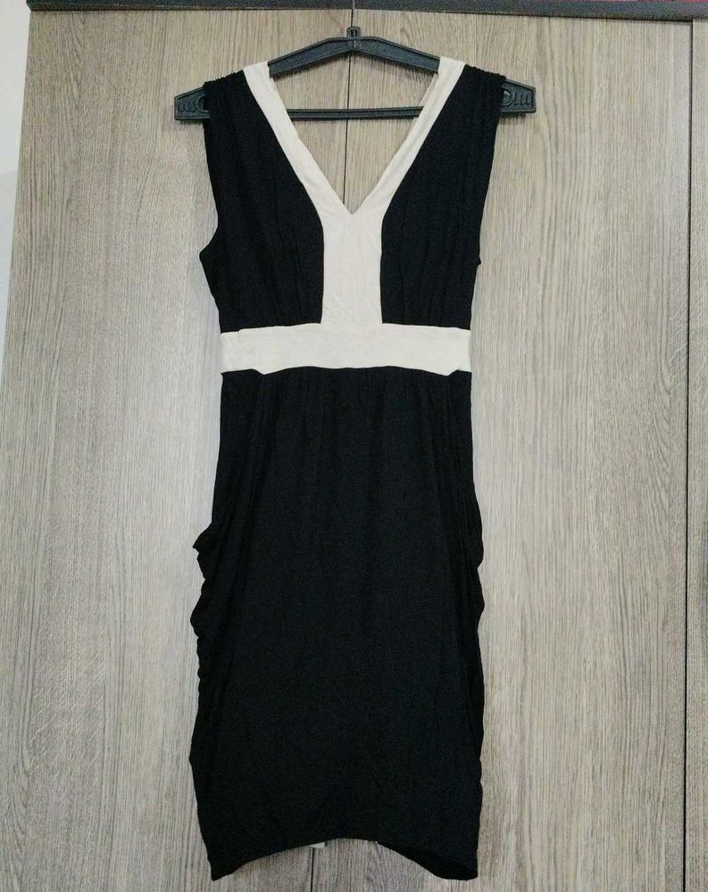 Chic Black &amp; White V-Neck Dress