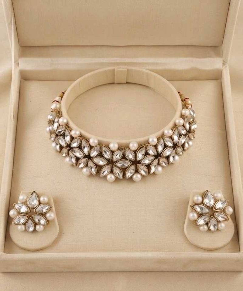 Exquisite Kundan &amp; Pearl Necklace Set