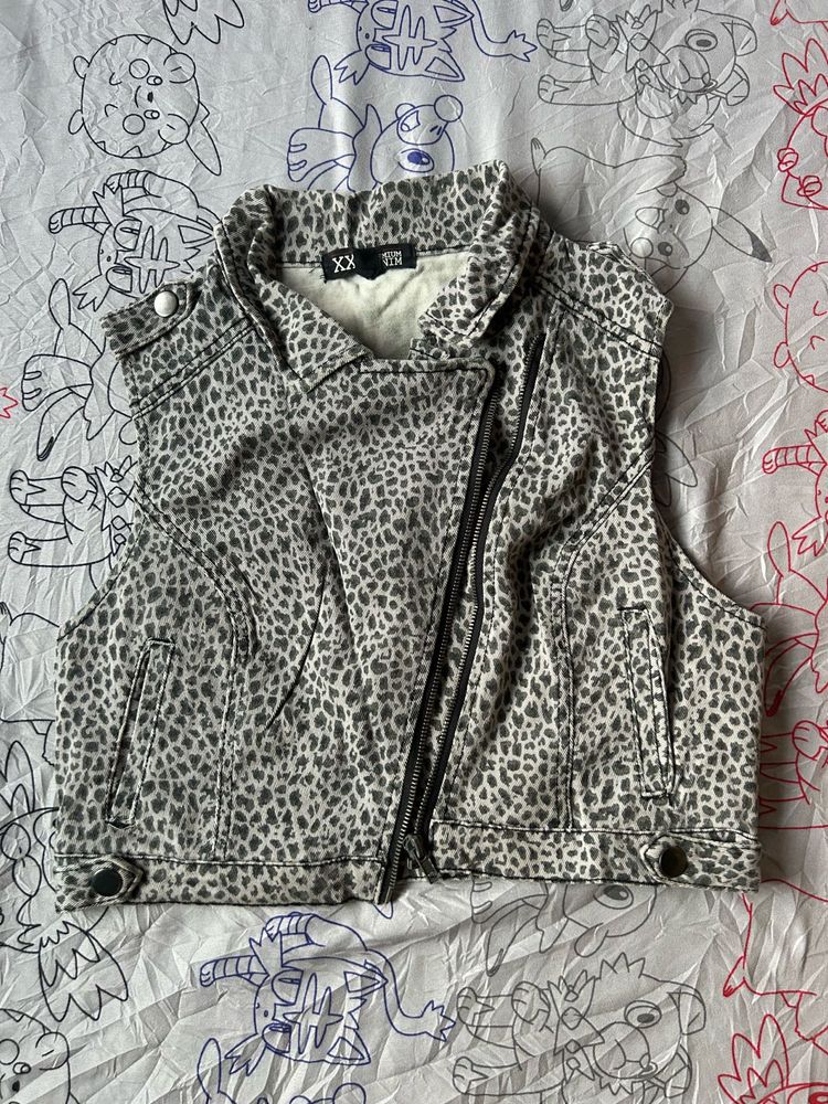 Sleeveless Leopard Print Moto Jacket