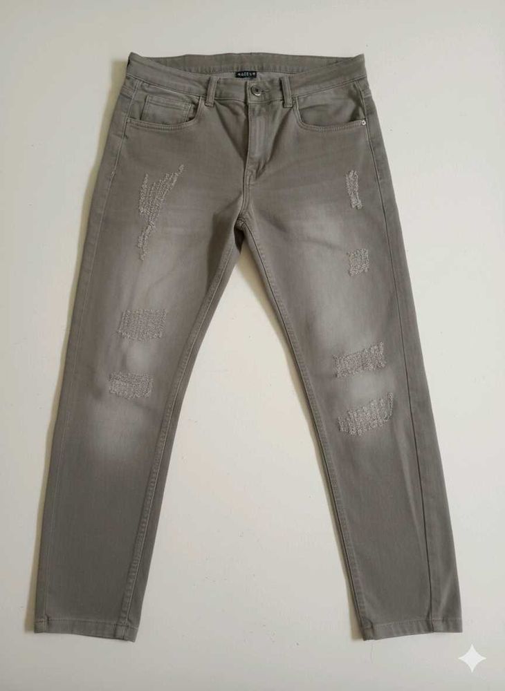 MAERZA Distressed Gray Jeans