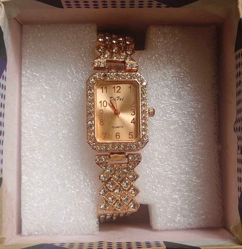 Elegant Rose Gold Women’s Watch with Crystal Detai