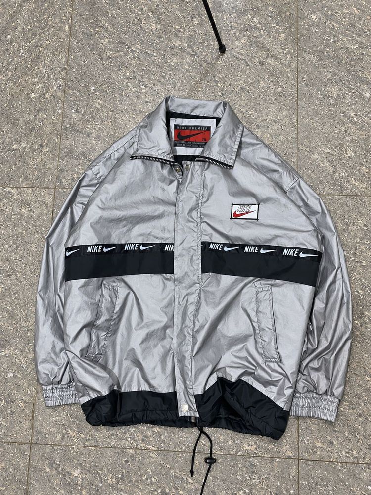 nike lightweight silver jacket