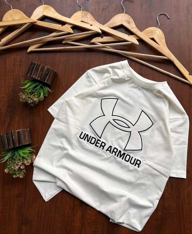 OFFER FOR BADDIES 😁💗 Under Armour White T-Shirt