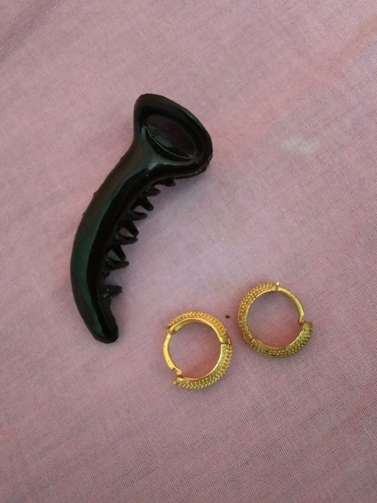 Black Banana Hair Clip &amp; Gold Hoop Earrings