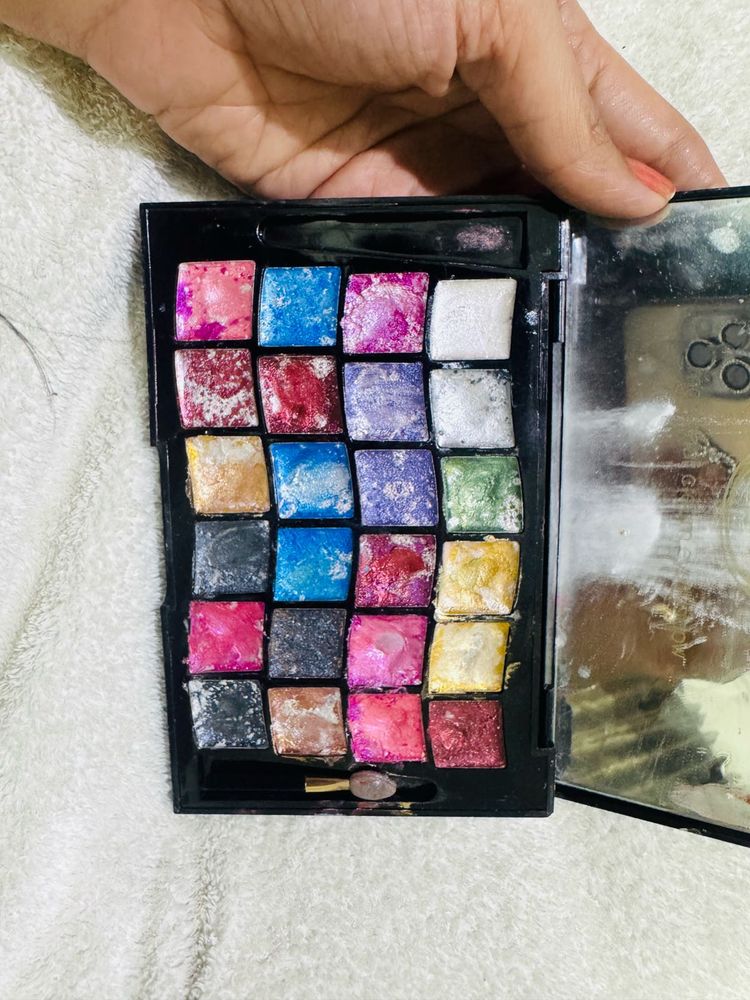 24 Color Eyeshadow Palette